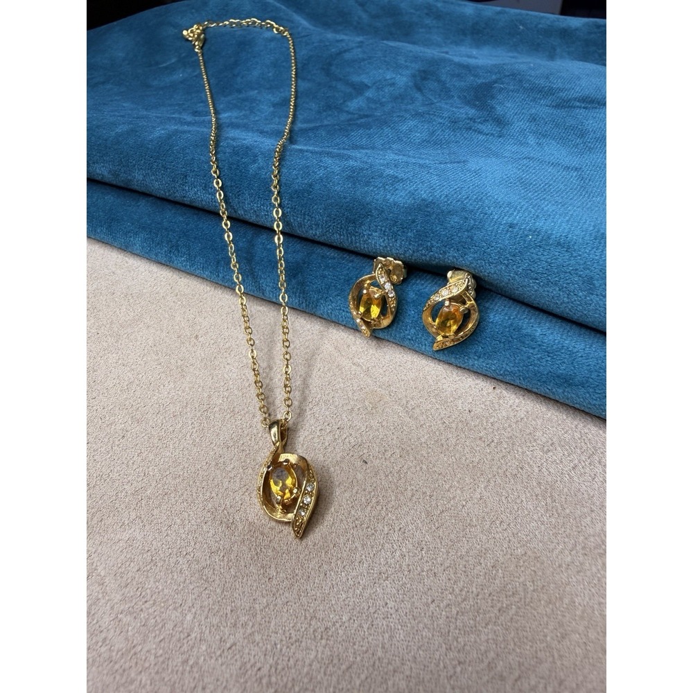 Vintage Avon Gold Tone Citrine Yellow Rhinestone Pendant Necklace and Earrings - Picture 3 of 6